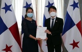 Entrega de las copias de las cartas credenciales del embajador Fukushima