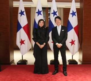Saludo Protocolar del embajador Fukushima a la Ministra de Relaciones Exteriores (2 de noviembre de 2022)