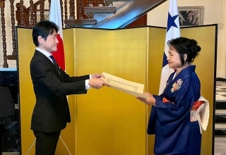 澤田千賀子日本語講師に対する叙勲伝達式(2023年2月1日)