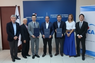 El acto de firma del Registro de Discusiones del “Proyecto para el Fortalecimiento de Capacidades en Planificación de Desarrollos Orientados al Transporte Público en la Línea 3 del Metro de Panamá” (4 de diciembre de 2023).
