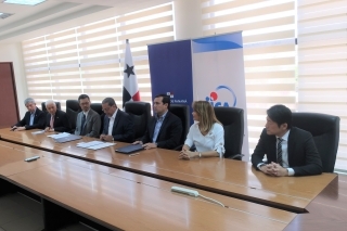 El acto de firma del Registro de Discusiones del “Proyecto para el Fortalecimiento de Capacidades en Planificación de Desarrollos Orientados al Transporte Público en la Línea 3 del Metro de Panamá” (4 de diciembre de 2023).