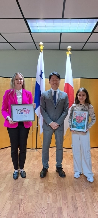 Ceremonia de entrega de los premios del “Concurso de Diseño de Logotipo del 120° Aniversario del Establecimiento de las Relaciones Diplomáticas entre Japón y Panamá”.(El 26 de Diciembre de 2023)