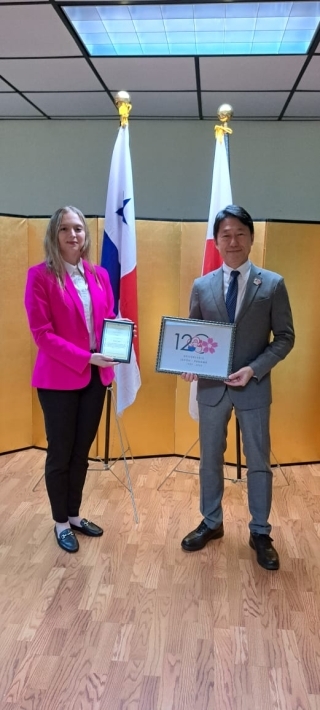 Ceremonia de entrega de los premios del “Concurso de Diseño de Logotipo del 120° Aniversario del Establecimiento de las Relaciones Diplomáticas entre Japón y Panamá”.(El 26 de Diciembre de 2023)