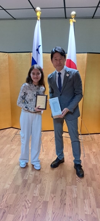 Ceremonia de entrega de los premios del “Concurso de Diseño de Logotipo del 120° Aniversario del Establecimiento de las Relaciones Diplomáticas entre Japón y Panamá”.(El 26 de Diciembre de 2023)