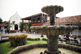 歴史的な石畳の通りと教会の美しい風景10 Embajada del Japón en Panamá
